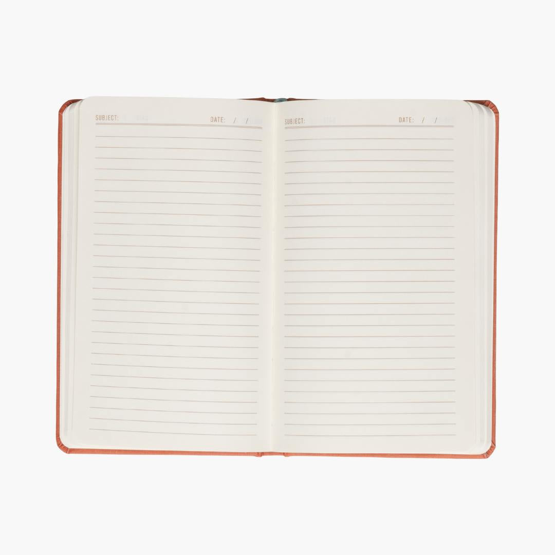 interior de cuaderno con hojas blancas rayas