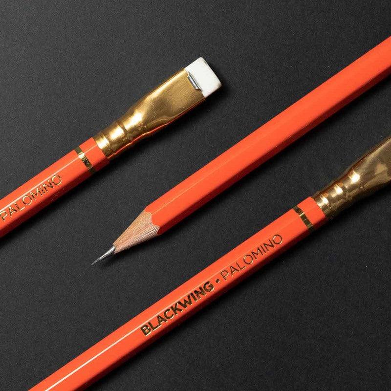 Lápiz BLACKWING Palomino Orange edición limitada, color naranja vibrante, hexagonal, con férula dorada y goma blanca recambiable.