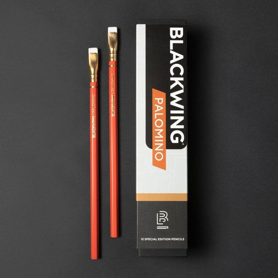 Lápiz BLACKWING Palomino Orange edición limitada con acabado en naranja y férula dorada, presentado en caja.