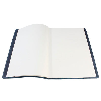 Libreta de piel Roma abierta con páginas lisas, color azul, acabado encerado.