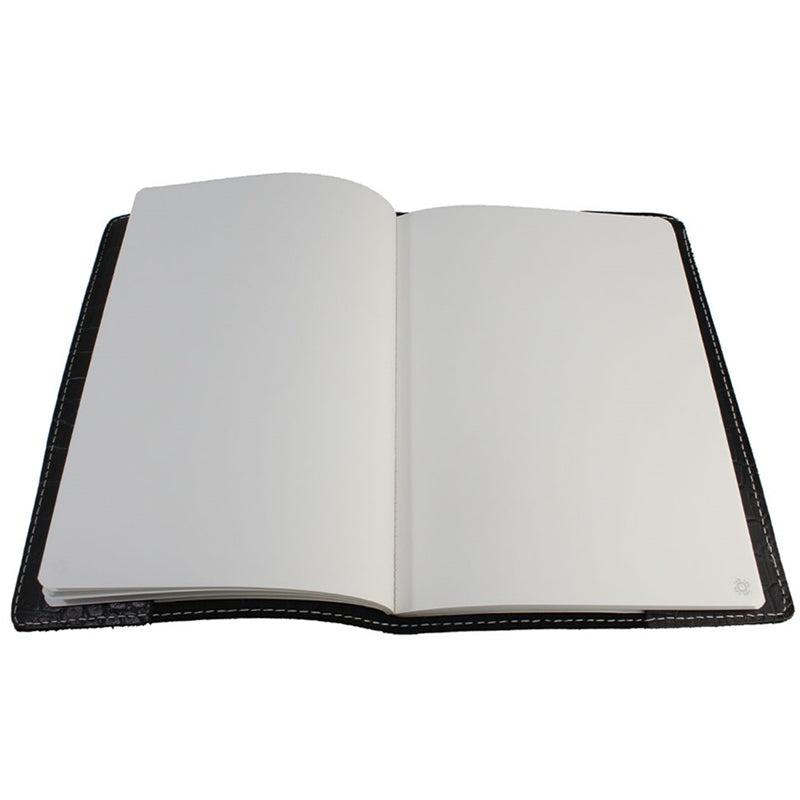 Libreta de piel con dibujo de cocodrilo abierta, mostrando páginas lisas, artesanía española.