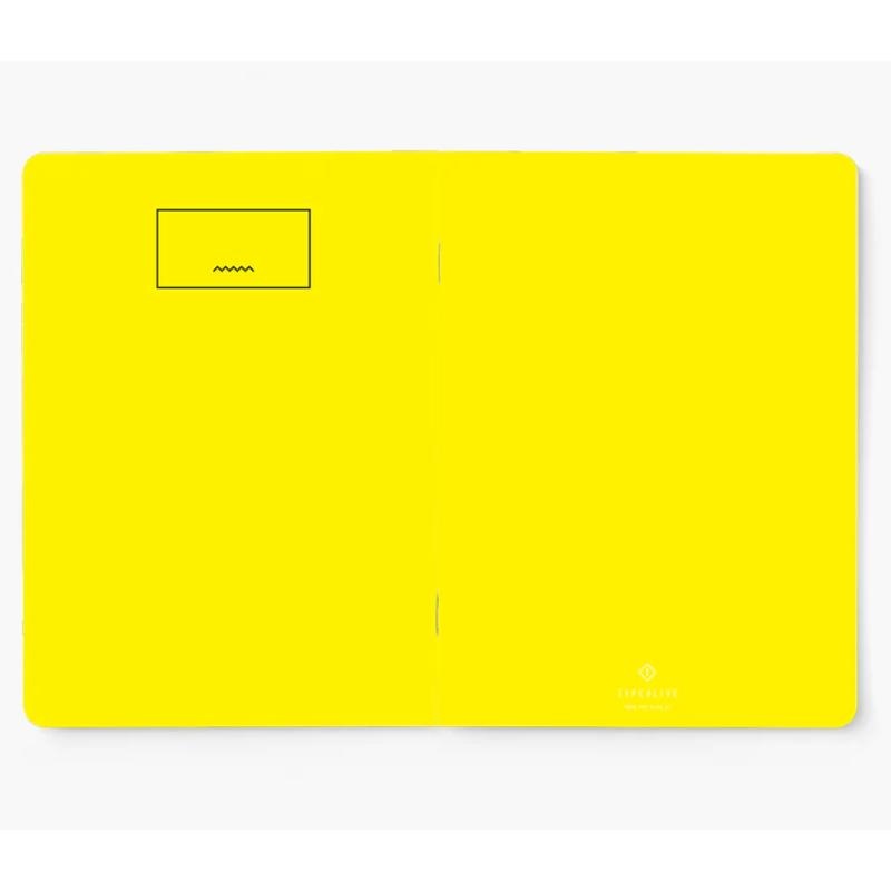 Cuaderno A5 Square abierto con páginas interiores en blanco de color vibrante amarillo.