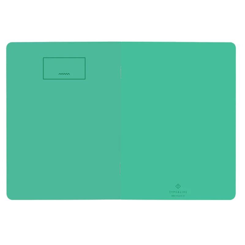 Cuaderno A5 Square con cubierta verde abierta, mostrando páginas interiores color crema.