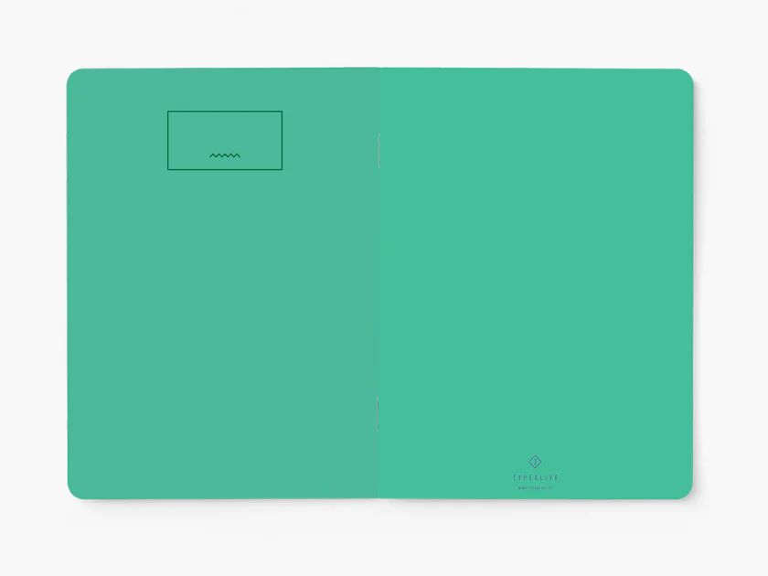Cuaderno A5 Lines abierto con cubierta verde y esquinas redondeadas, encuadernación con ganchos y papel crema mate.