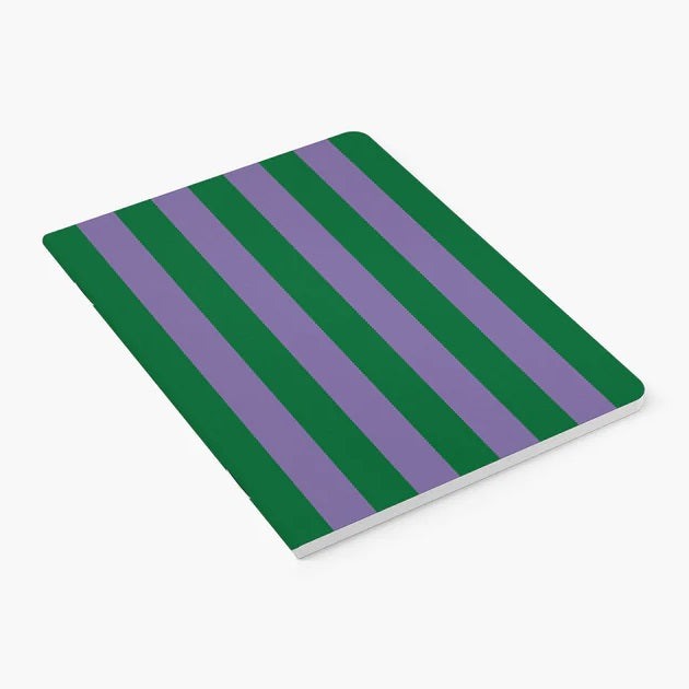 Cuaderno A5 Lines de color verde y púrpura con diseño de líneas, papel mate y esquinas redondeadas.