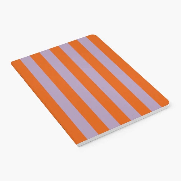 Cuaderno A5 Lines con diseño de rayas naranjas y lilas, ideal para notas y listas.