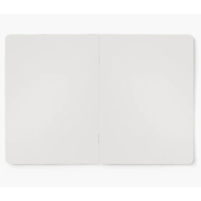 Cuaderno A5 Square abierto, mostrando páginas interiores en blanco color crema y encuadernación con grapas.