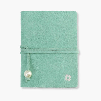 Libreta de piel de vacuno Bari color verde agua, con cierre de cordón, diseño artesanal en España.