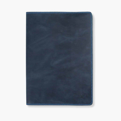 Libreta de piel vacuno Roma en color azul, acabado encerado, con portada artesanal y ecoamigable.