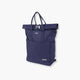 Mochila Urbana MILAN 1918 azul marino con cierre enrollable, fabricada en poliéster ripstop ligero y resistente, estilo versátil y compartimentos prácticos.