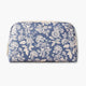 Neceser grande English Rose con estampado floral azul y detalles dorados, ideal para organizar productos de belleza.