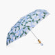 Paraguas Rifle Paper Co Hydrangea con diseño floral y mango de madera.