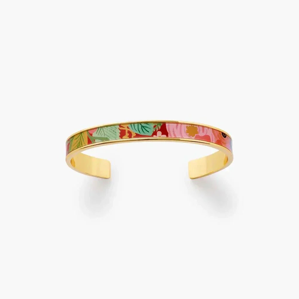 Pulsera Garden Party de Rifle Paper Co. con ilustración floral esmaltada y baño dorado.