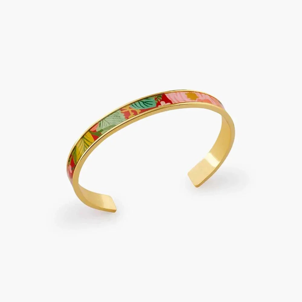 Pulsera Garden Party Rifle Paper Co. bañada en oro con ilustración de flores esmaltada.