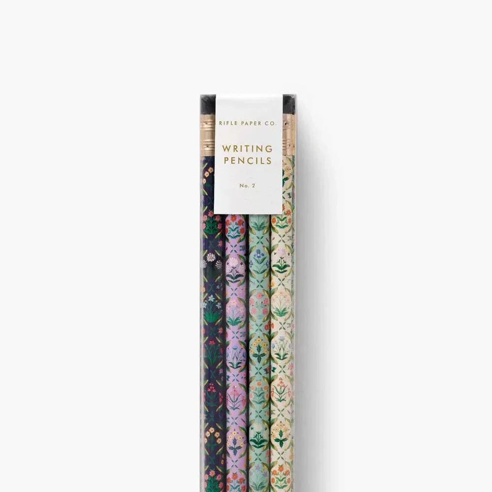 Set de 12 lápices de madera Estee de Rifle Paper Co, con estampados exclusivos y goma integrada.