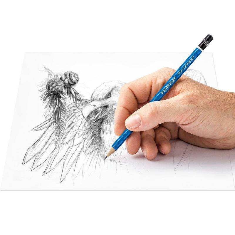 Set de Lápices Lumograph para dibujar y escribir, incluye lápices de grafito, goma y afilalápices, ideal para artistas.