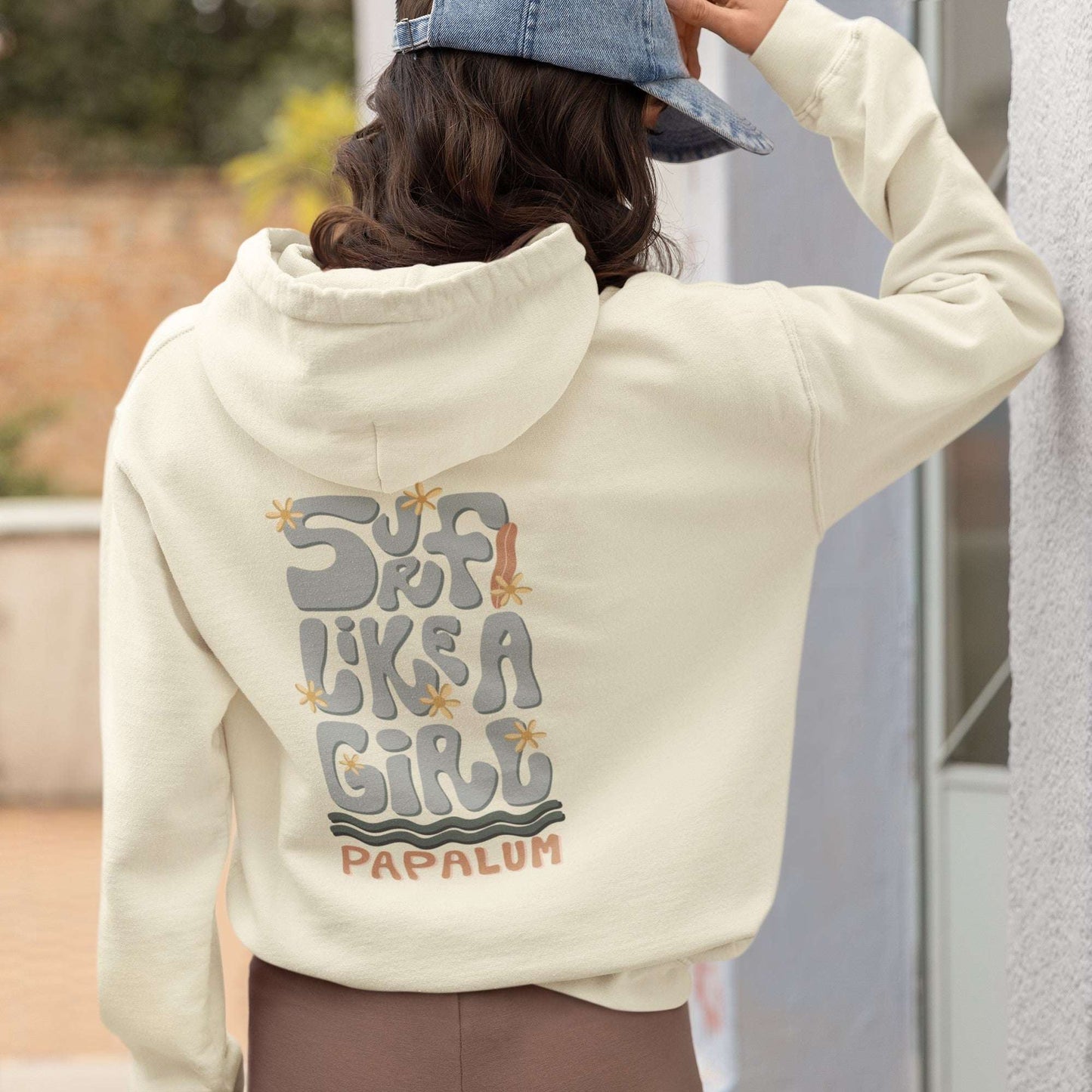Sudadera con capucha PAPALUM Surf Like a Girl en color ivory con diseño exclusivo y frase "Surf Like a Girl" en la espalda, inspirada en el estilo de vida surfero.