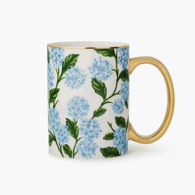 Taza de porcelana Hydrangea con diseño floral azul y asa dorada, Rifle Paper Co.