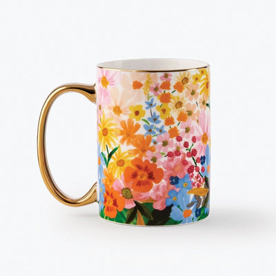 Taza de porcelana Marguerite con diseño floral de Rifle Paper Co. y asa dorada.