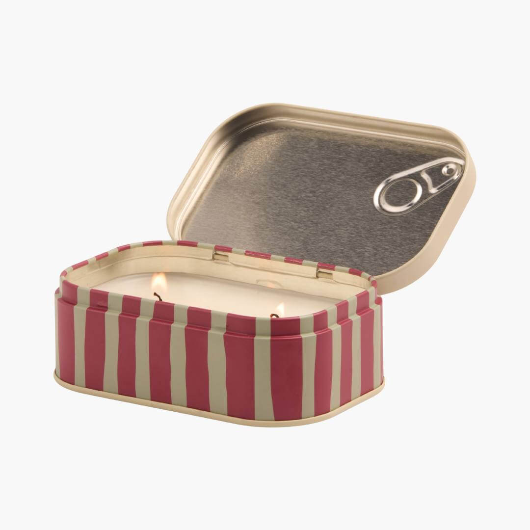 vela encendida en lata 