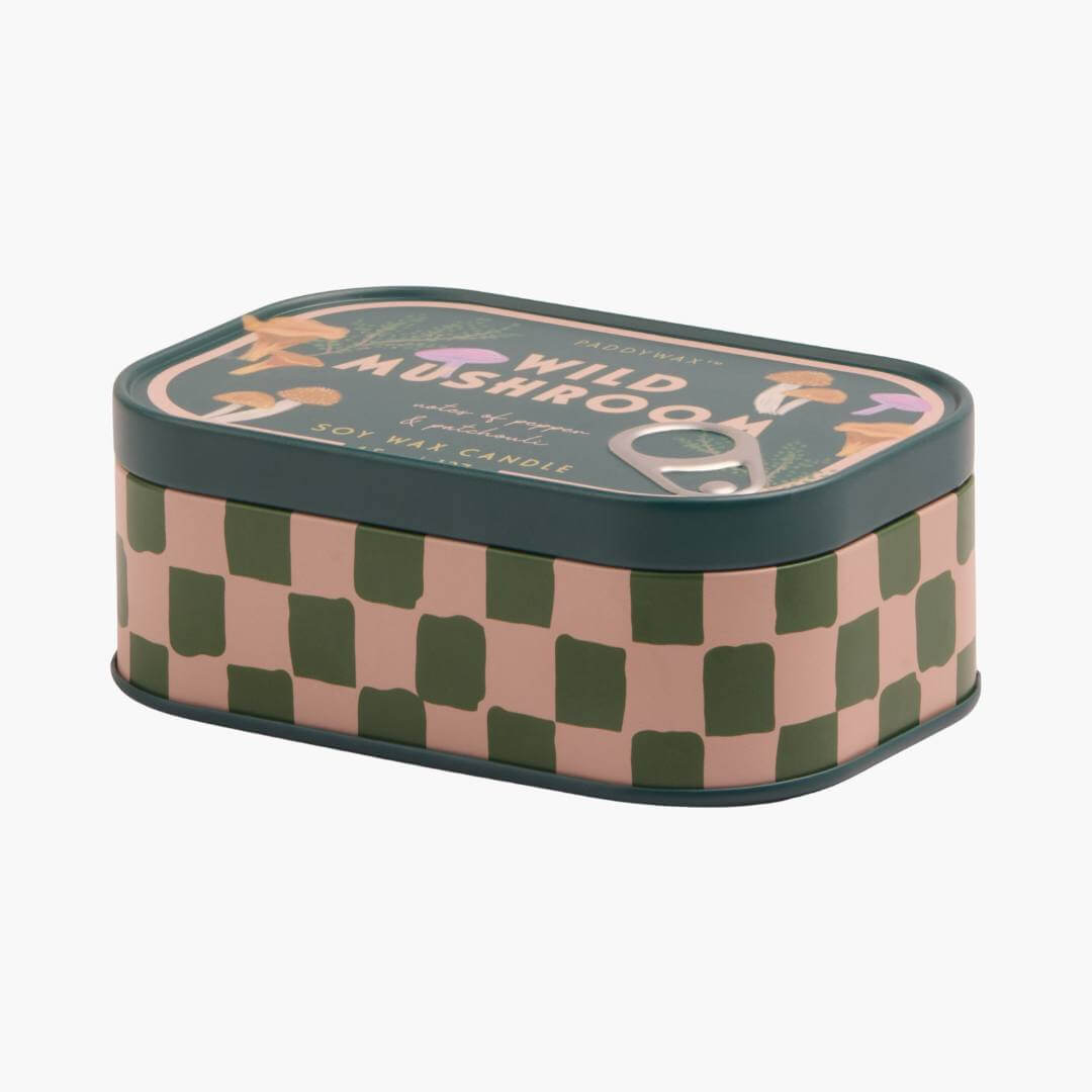 vela en lata tipo sardinas con estampado de cuadros rosa y verdes