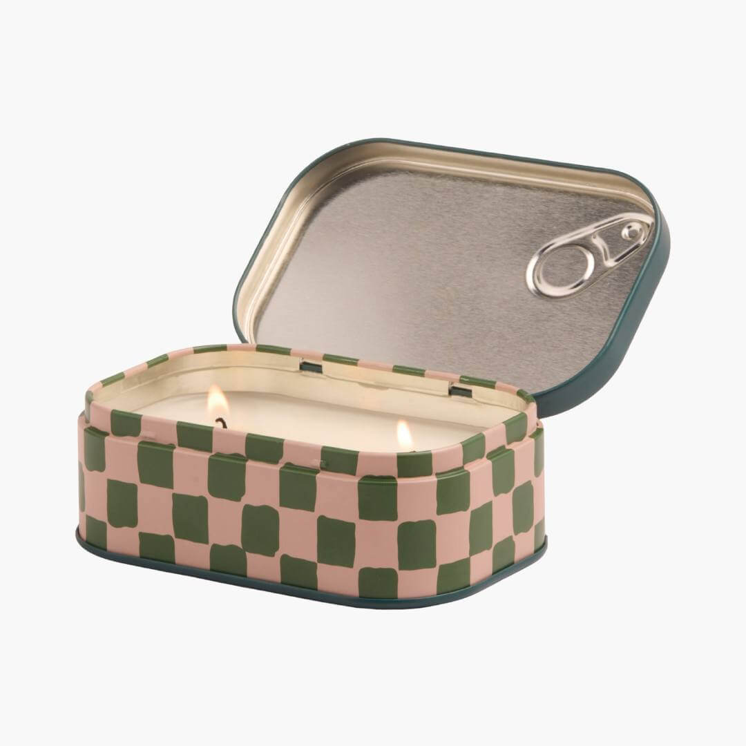 vela encendida en lata tipo sardinas