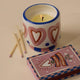 vela perfumada en recipiente de cerámica pintada y caja de 75 cerillas paddywax de la colección a dopo hearts