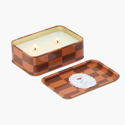 lata con vela con diseño de cuadros en colores naranjas