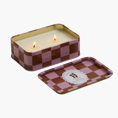 lata con vela con diseño de rayas en colores rosas y rojos