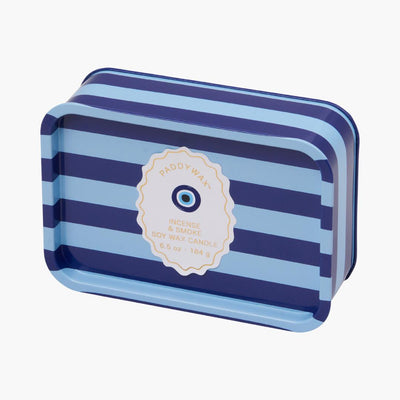 lata con vela con diseño de rayas en colores azules 