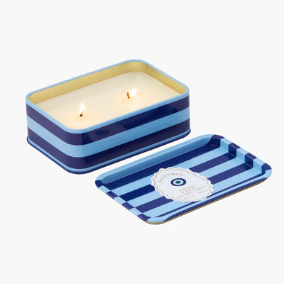 lata con vela encendida con diseño de rayas en colores azules 