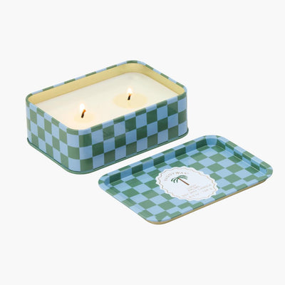 lata con vela con diseño de cuadros en colores verdes y azules
