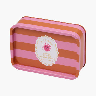 lata con vela con diseño de rayas en colores rosas y naranjas