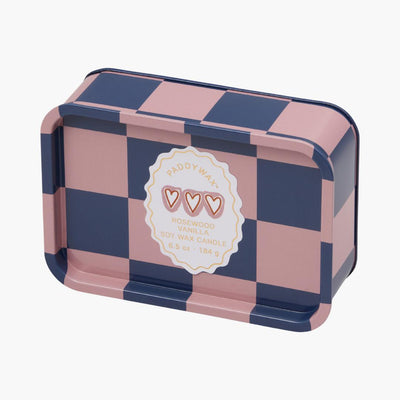 lata con vela con diseño de cuadros en colores rosas y azules